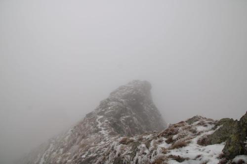 Cresta nella nebbia