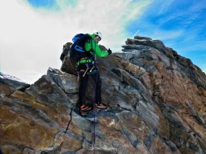 in scalata verso la cima